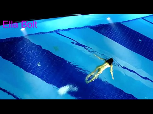 ❤️ Saya tidak bisa berhenti menonton, pirang muda tertangkap basah berenang di kolam resor ELLA BOLT ❌ Video sialan pada kami ️❤