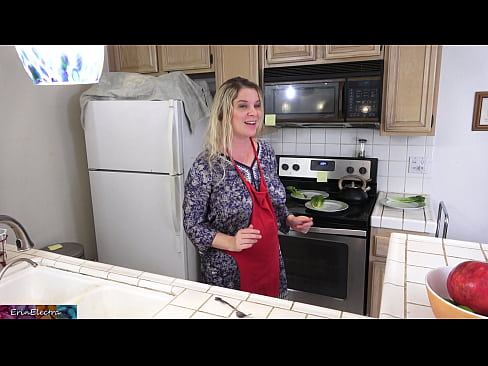 ❤️ Ibu tiri memerah susu dia di dapur sebelum kencannya ❌ Video sialan pada kami ️❤