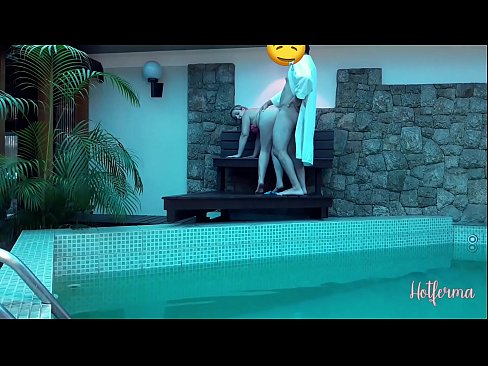 ❤️ Bos mengundang pelayan ke kolam renang, tetapi tidak bisa menahan panas ❌ Video sialan pada kami ️❤