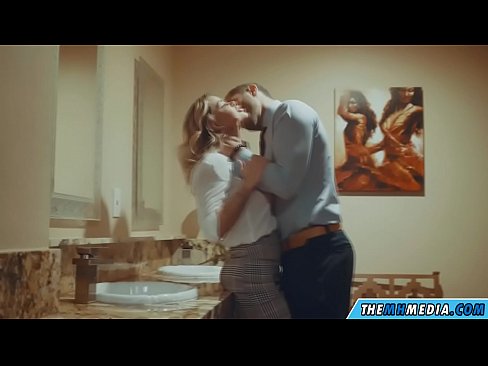 ❤️ Ketika seorang pirang berdada menggoda Anda di toilet umum ❌ Video sialan pada kami ️❤